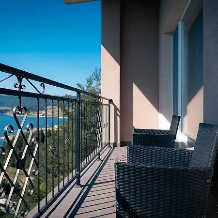 Royal View Къща за гости *